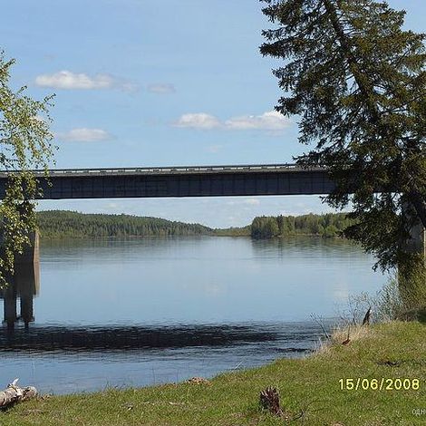 Мост через реку Мезень к северу от Усогорска. Мост через реку Мезень к северу от Усогорска.